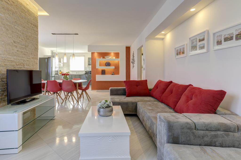 Viras Luxury Apartmán *